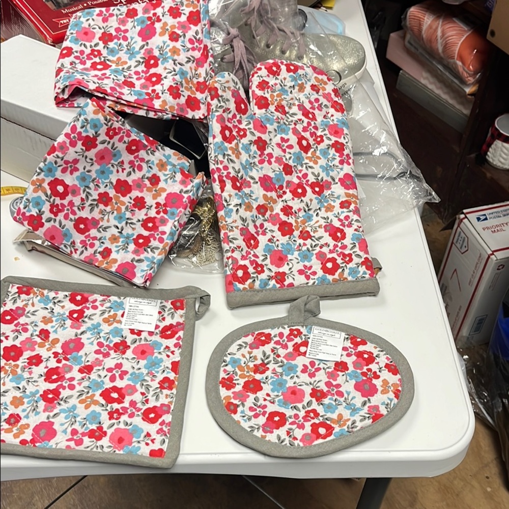 Floral Kitchen Set with Mitt and Pot Holders